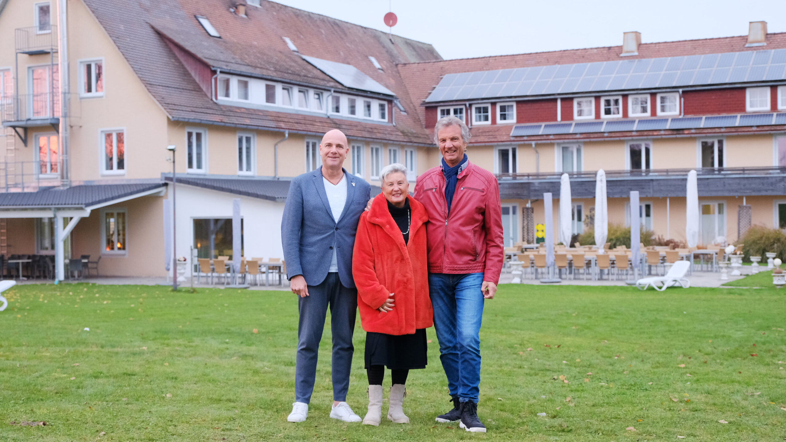 Thomas Heil, der neue Betreiber des Seminarzentrums Sonnenstrahl, steht zusammen mit Petra und Benno Scheyer, den ehemaligen Betreibern, im Park vor dem Hotelgebäude, das früher einmal das Kurhotel Loretto war (von links).